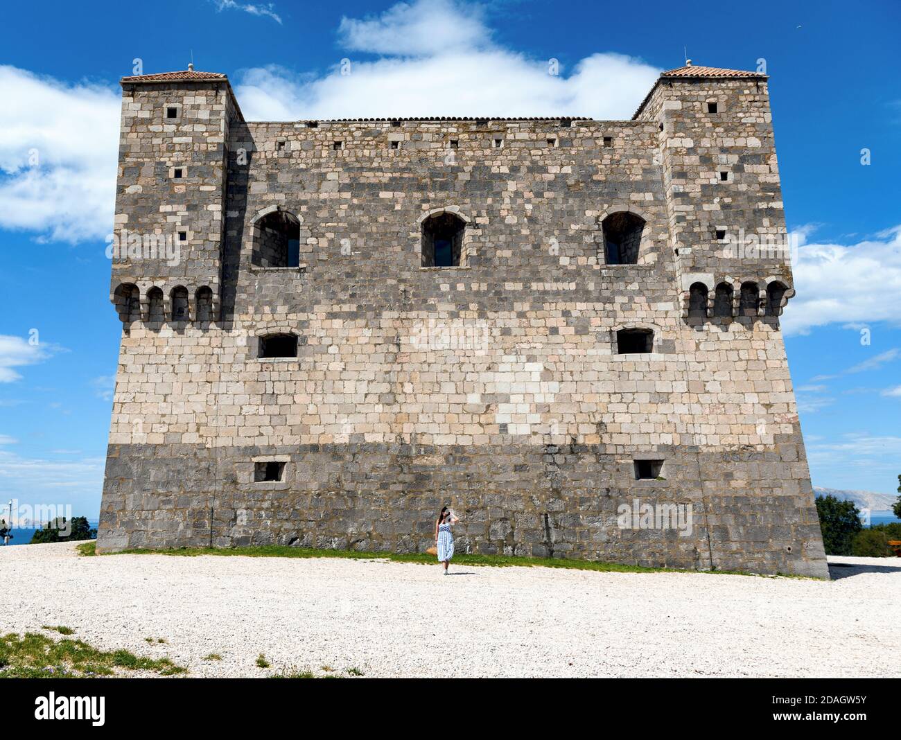 Giovane caucasica in posa vicino alla fortezza di Nehaj a Senj, Croazia Foto Stock