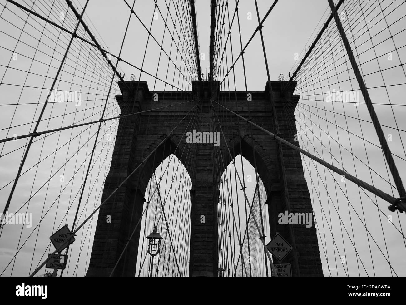 Immagine in scala di grigi a basso angolo del Ponte di Brooklyn negli Stati Uniti Foto Stock