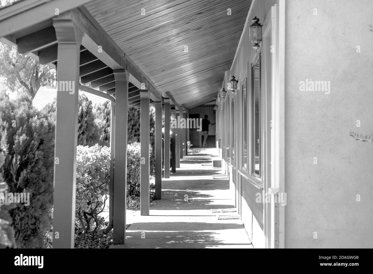 Corridoio del motel alla luce del mattino Foto Stock