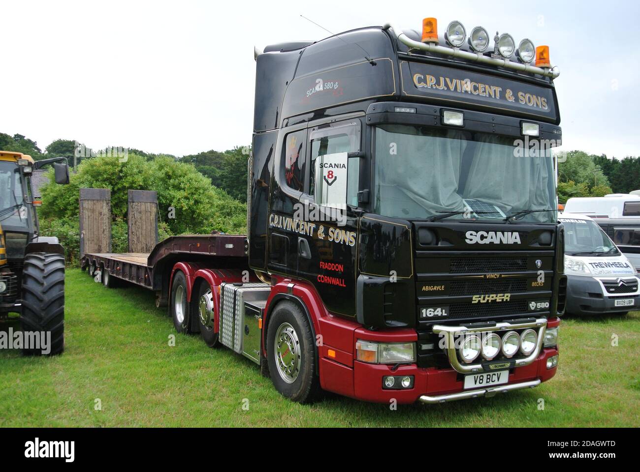 Un autocarro Scania 164L 580 con caricatore a basso contenuto di rimorchio parcheggiato alla Fiera del vapore di Torbay, Churston, Devon, Inghilterra, Regno Unito. Foto Stock