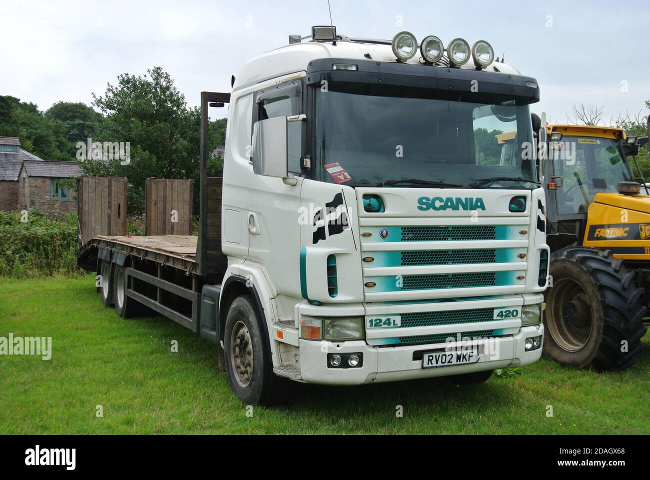 Un autocarro a pianale Scania 420 parcheggiato alla Torbay Steam Fair, Churston, Devon, Inghilterra, Regno Unito. Foto Stock