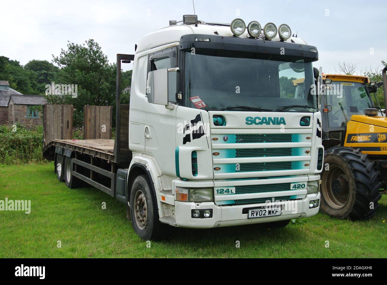 Un autocarro a pianale Scania 420 parcheggiato alla Torbay Steam Fair, Churston, Devon, Inghilterra, Regno Unito. Foto Stock