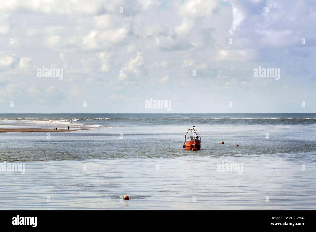 BARMOUTH, GALLES - 1 OTTOBRE 2020: Una barca che arriva nell'estuario del fiume Mawddach dalla baia di Cardigan Foto Stock