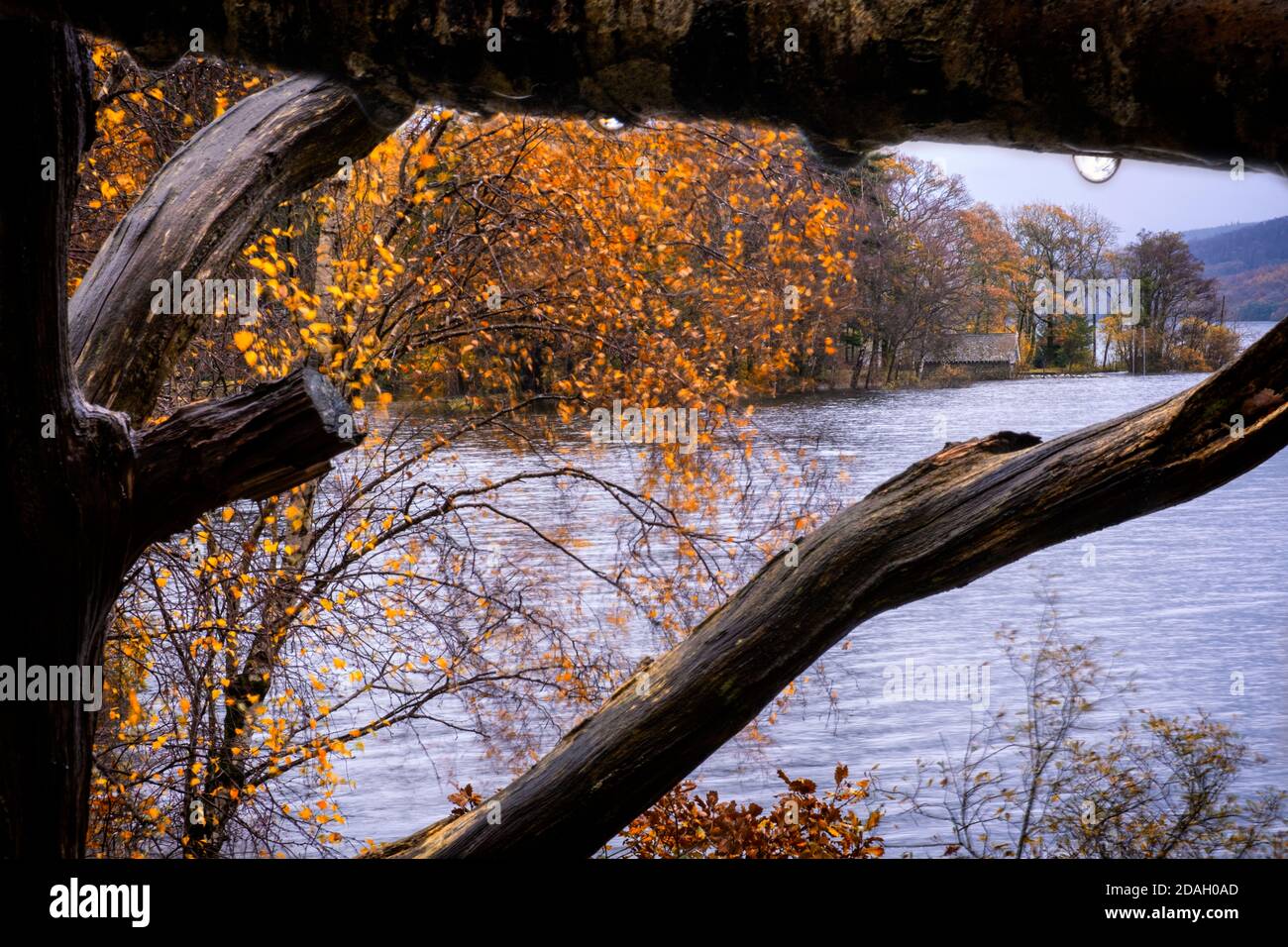 Una mattinata bagnata sull'acqua di Coniston all'inizio di novembre porta tempeste e sconvolgimenti a Cumbria. Foto Stock