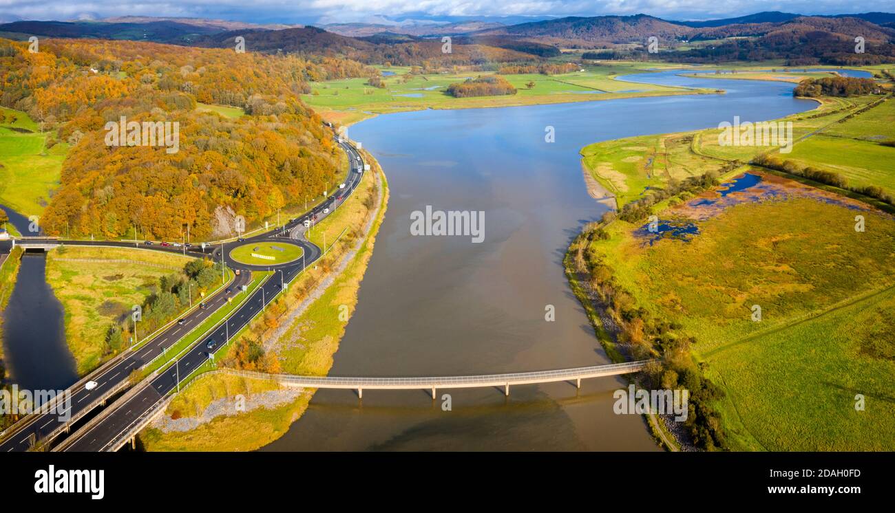 Il fiume Leven è lo scarico da Windermere e scorre a breve distanza da lì nella baia di Morecambe e il mare d'Irlanda oltre. Questo è stato preso Foto Stock
