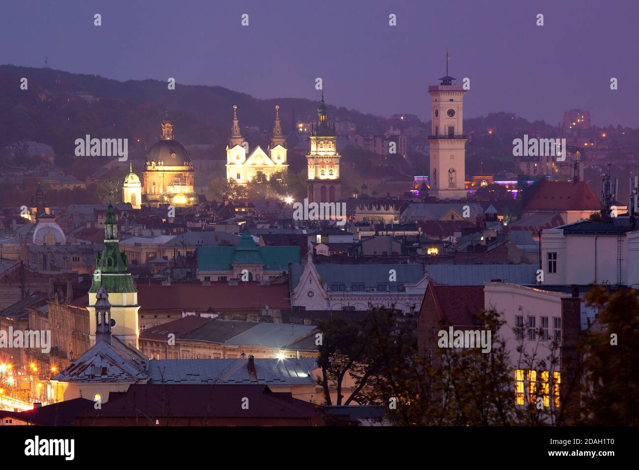 Vista panoramica aerea notturna delle chiese, del municipio e dei tetti delle case nella storica città vecchia di Lviv, Ucraina. Foto Stock Vista panoramica aerea notturna delle chiese, del municipio e dei tetti delle case nella storica città vecchia di Lviv, Ucraina. Foto Stock