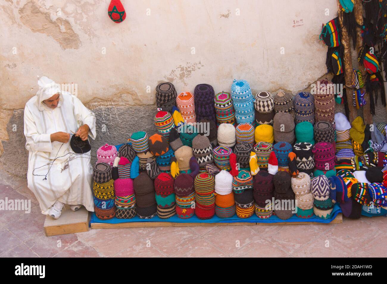 Vendor sulla strada nella medina, Essaouira, Marocco Foto Stock