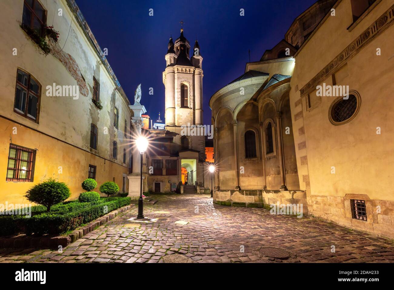 Vista panoramica notturna della Cattedrale armena di Lviv, Ucraina. Cortile armeno Foto Stock