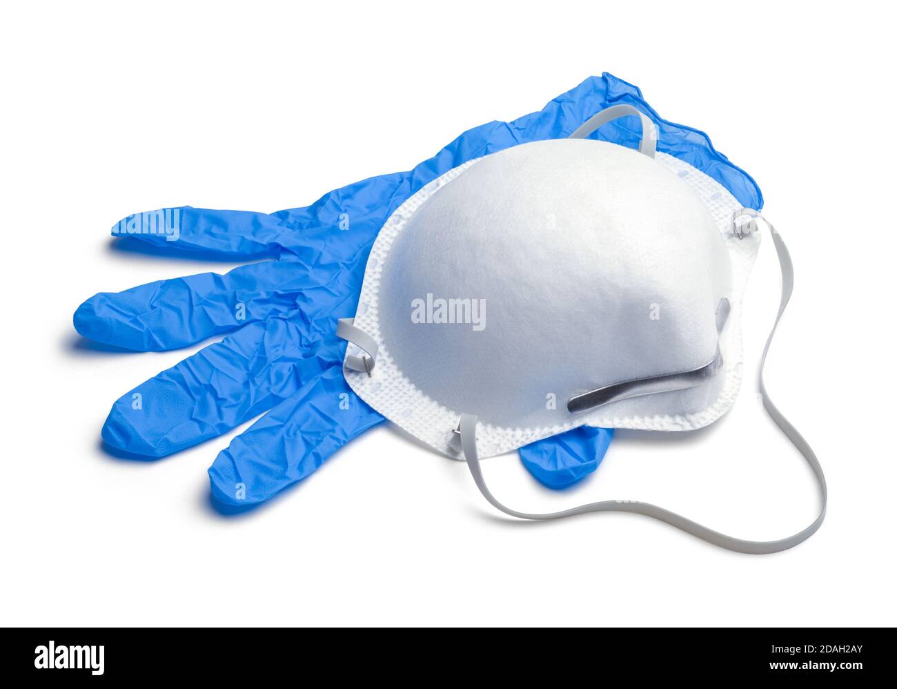 Maschera N95 con guanto medico blu tagliato su bianco. Foto Stock