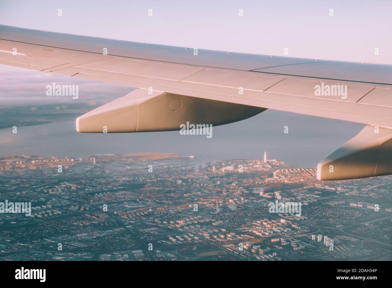Interno aereo con finestra vista Mar Baltico e nuvole. Foto Stock