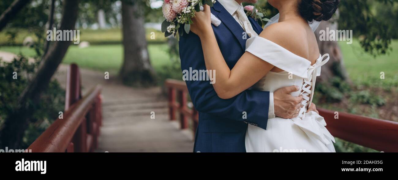 Matrimonio coppia abbracciare. Amore e tenerezza degli sposi novelli Foto Stock
