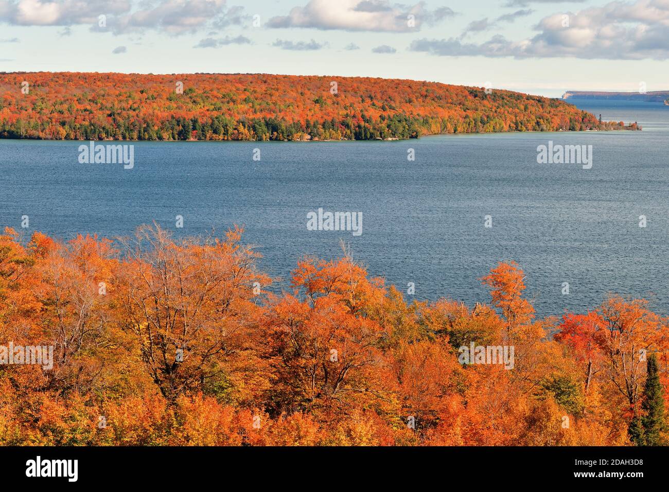 Munising, Michigan, Stati Uniti. L'arrivo dell'autunno è chiaramente evidente nella penisola superiore del Michigan, sia sulla terraferma che su Grand Island. Foto Stock