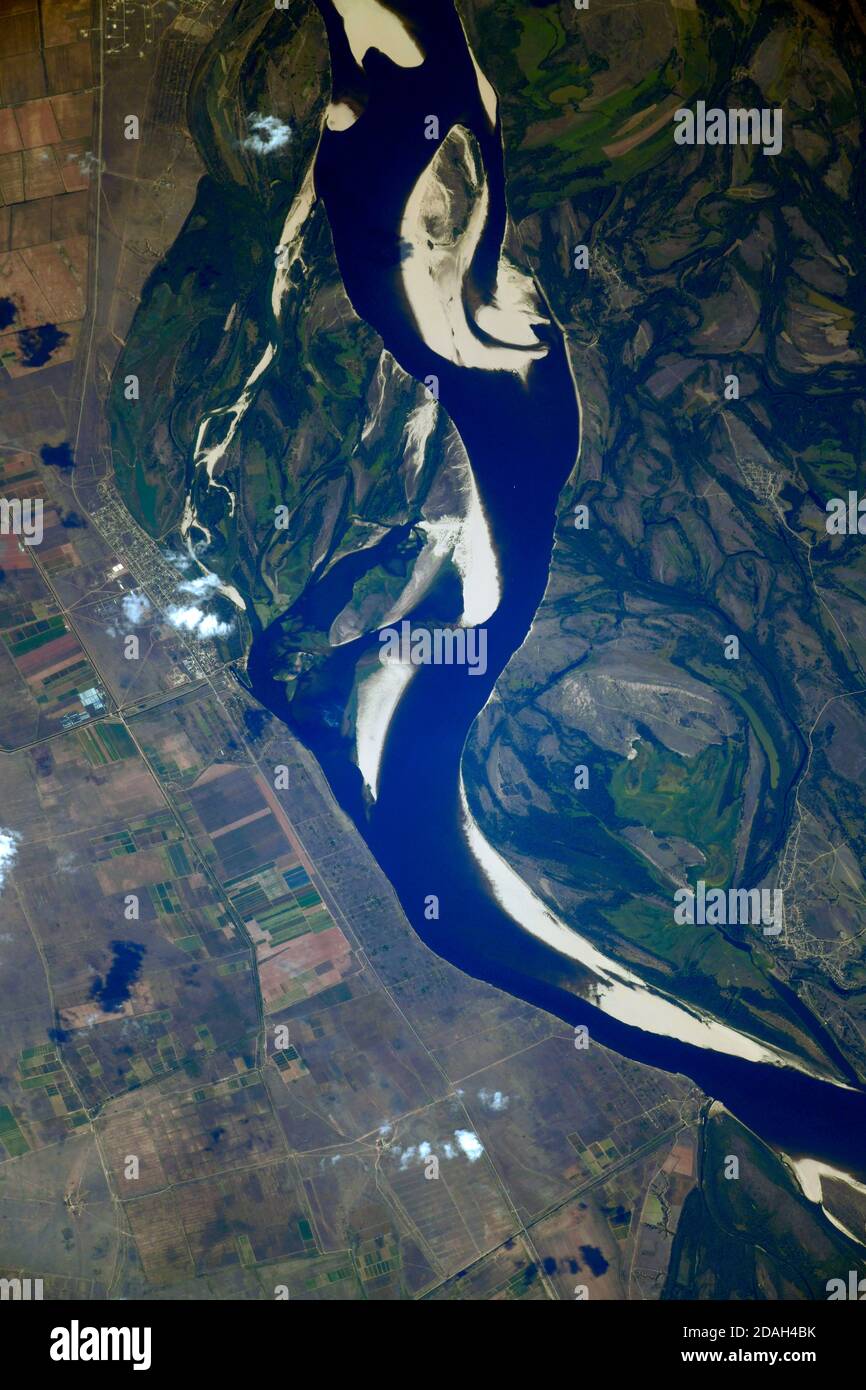ASIA CENTRALE - 08 agosto 2019 - una porzione di Il fiume Volga è raffigurato come la Stazione spaziale Internazionale Orbitato sopra la Russia vicino al Mar Caspio Foto Stock