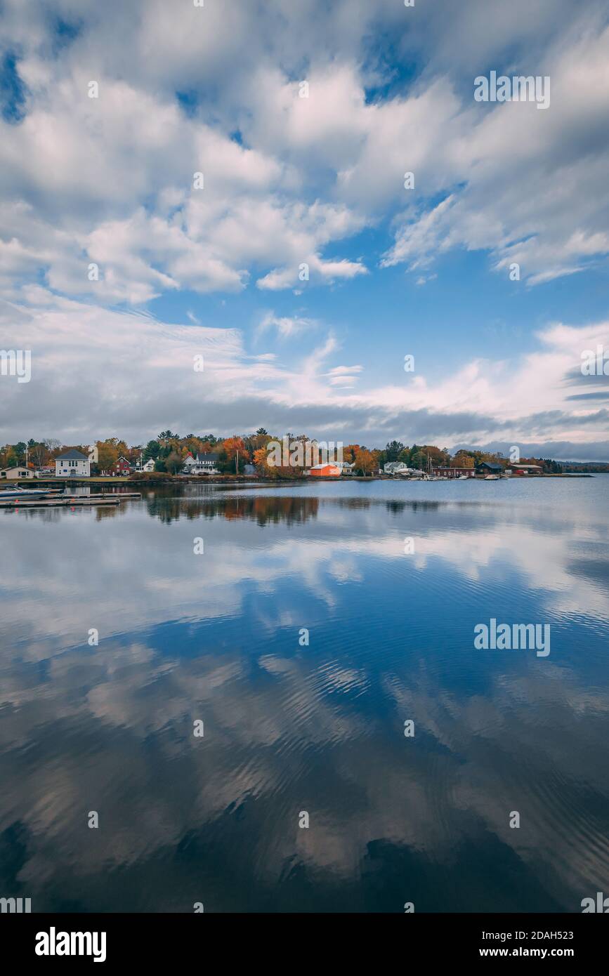 Colori e riflessi autunnali al lago Moosehead, a Greenville, Maine Foto Stock
