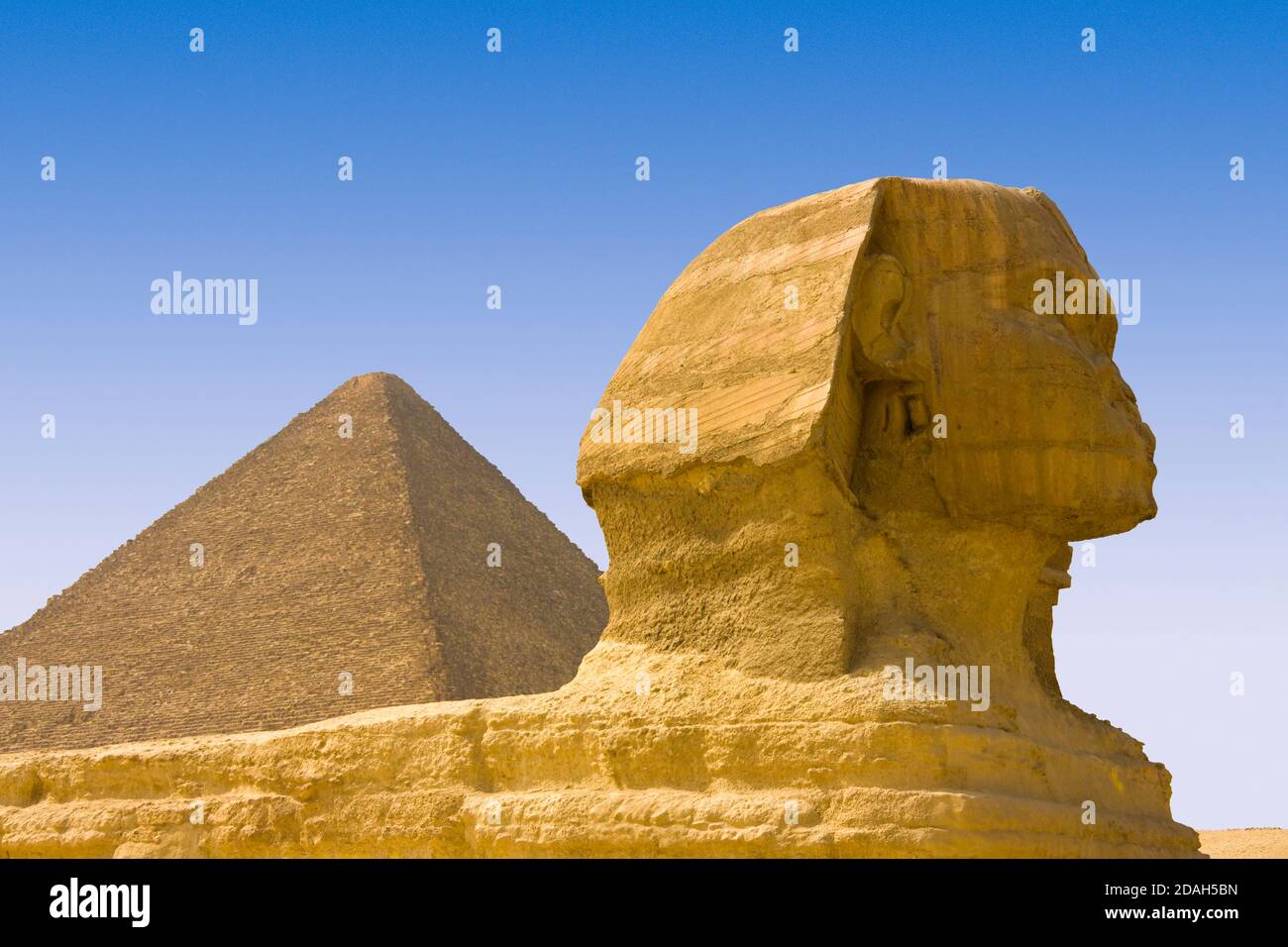 Grande Sfinge di Giza e Grande Piramide di Giza, sito patrimonio dell'umanità dell'UNESCO, Giza, Governatorato del Cairo, Egitto Foto Stock