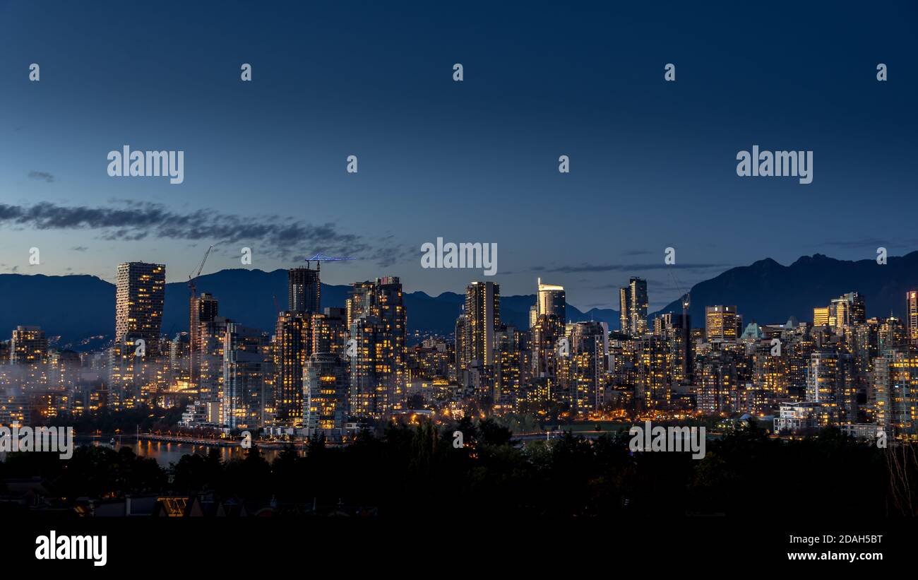 Cielo notturno dello skyline del centro di Vancouver, British Columbia, Canada. Vista dalla costa meridionale di Falls Creek Foto Stock