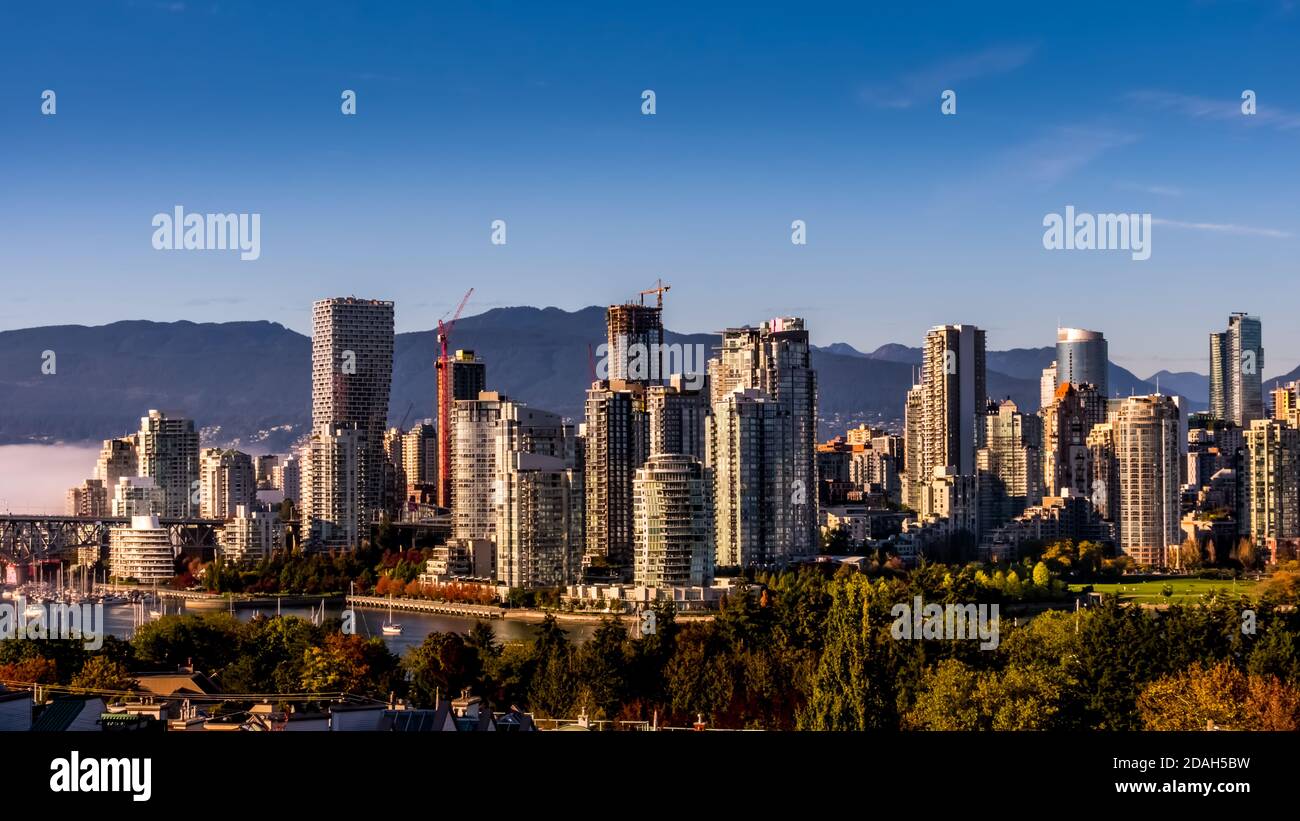 Skyline del centro di Vancouver, British Columbia, Canada al tramonto. Vista dalla costa meridionale di Falls Creek Foto Stock