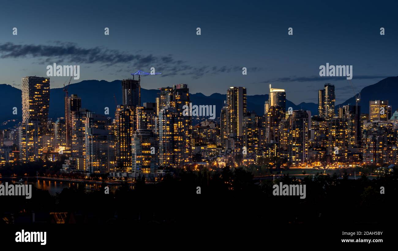Cielo notturno dello skyline del centro di Vancouver, British Columbia, Canada. Vista dalla costa meridionale di Falls Creek Foto Stock
