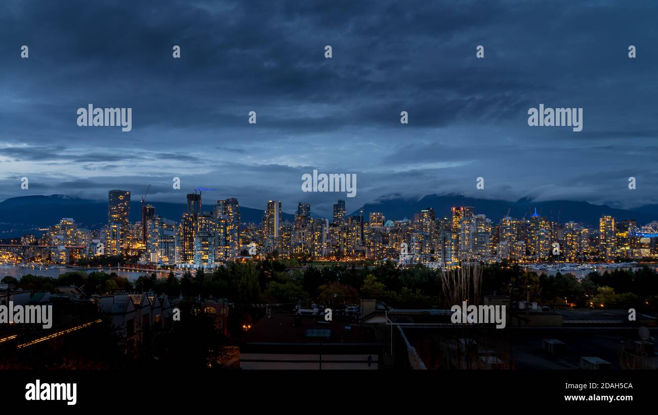Cielo notturno dello skyline del centro di Vancouver, British Columbia, Canada. Vista dalla costa meridionale di Falls Creek Foto Stock