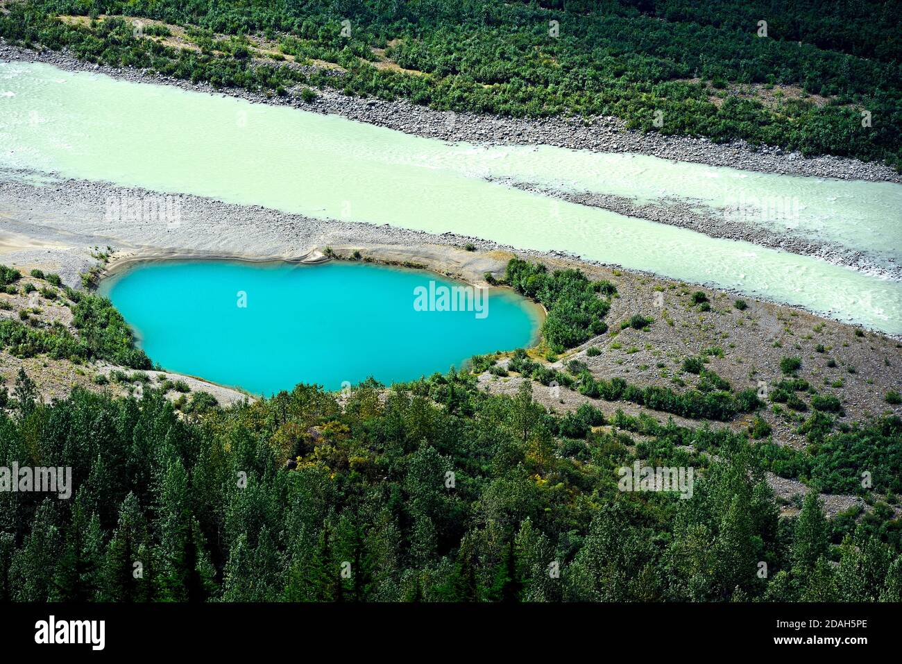 Un'immagine paesaggistica di un bollitore blu acqua formato in La valle del fiume Salmon vicino a Stewart British Columbia fusione dei blocchi di ghiaccio del ghiacciaio che sono Foto Stock