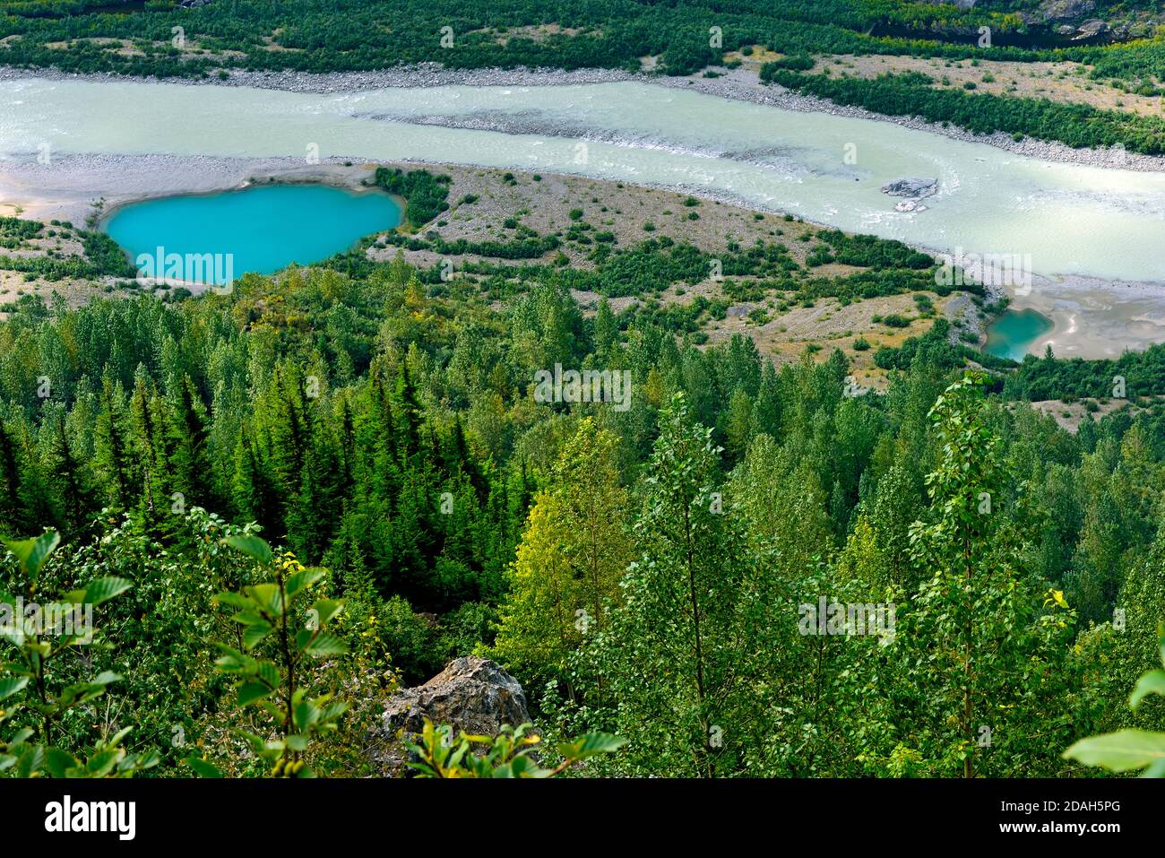 Un'immagine orizzontale di un piccolo bollitore blu formato in La valle del fiume Salmon vicino a Stewart British Columbia fusione dei blocchi di ghiaccio del ghiacciaio che sono Foto Stock