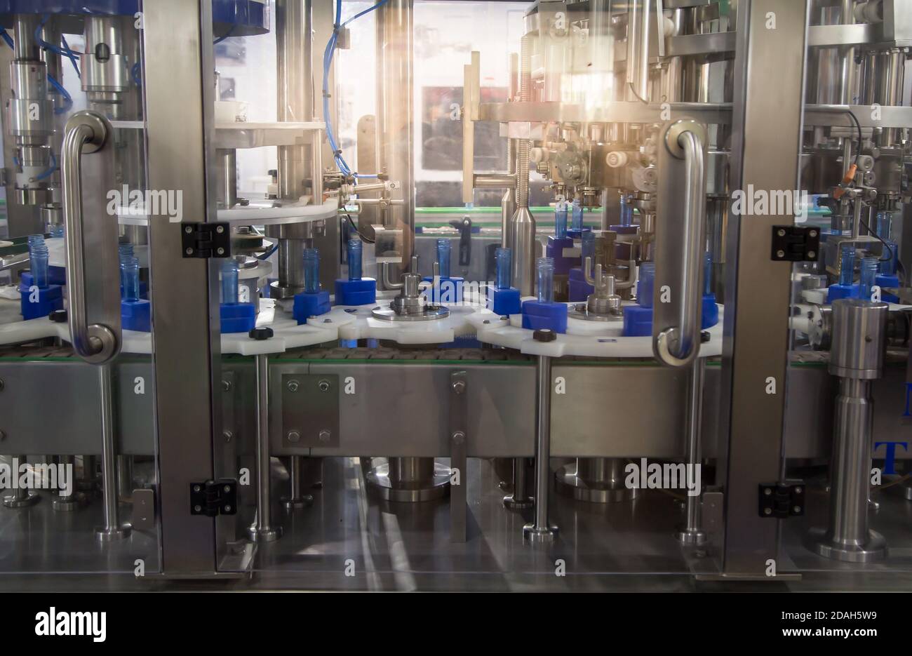 Macchina per il riempimento e l'imballaggio di bottiglie liquide nell'industria alimentare Foto Stock