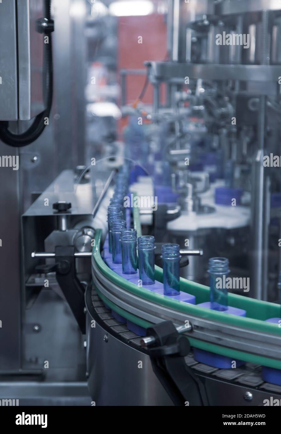 Macchina per il riempimento e l'imballaggio di bottiglie liquide nell'industria alimentare Foto Stock