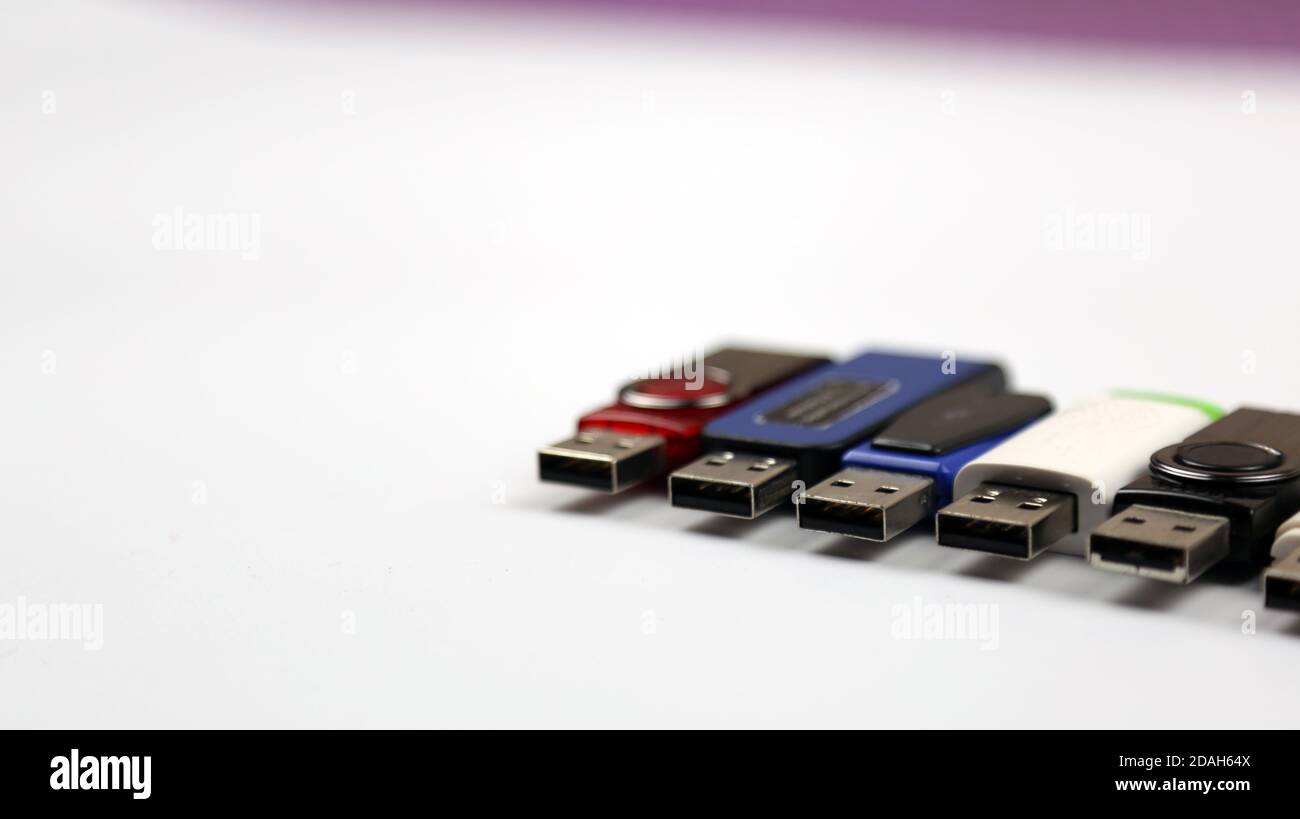 Una serie di unità flash USB con sfondo bianco Foto Stock