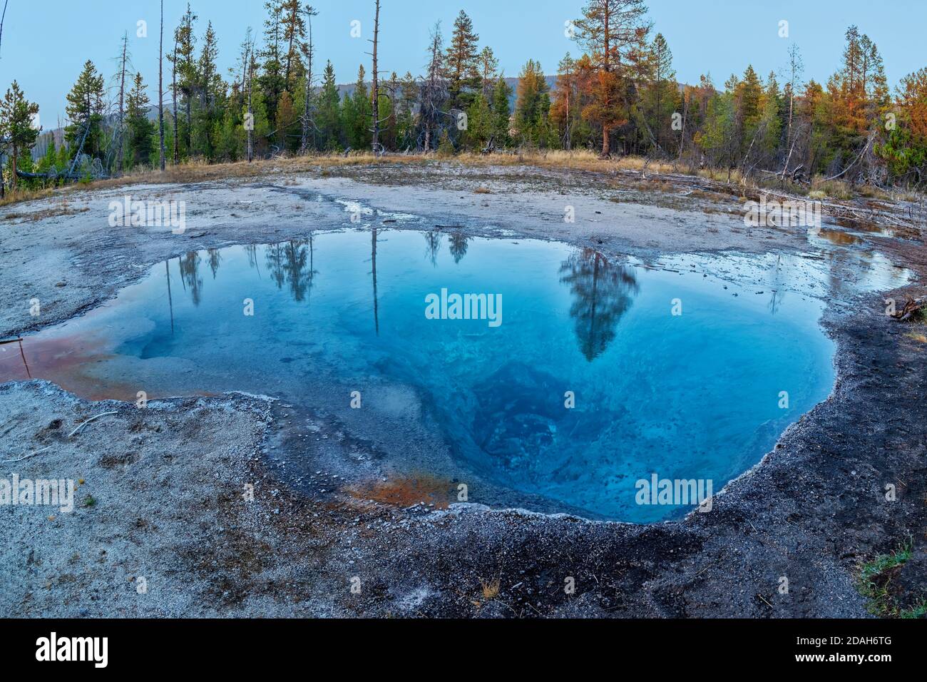 La piscina in pelle, una sorgente termale calda geotermica nell'area di Fountain Paint Pot del Parco Nazionale di Yellowstone Foto Stock