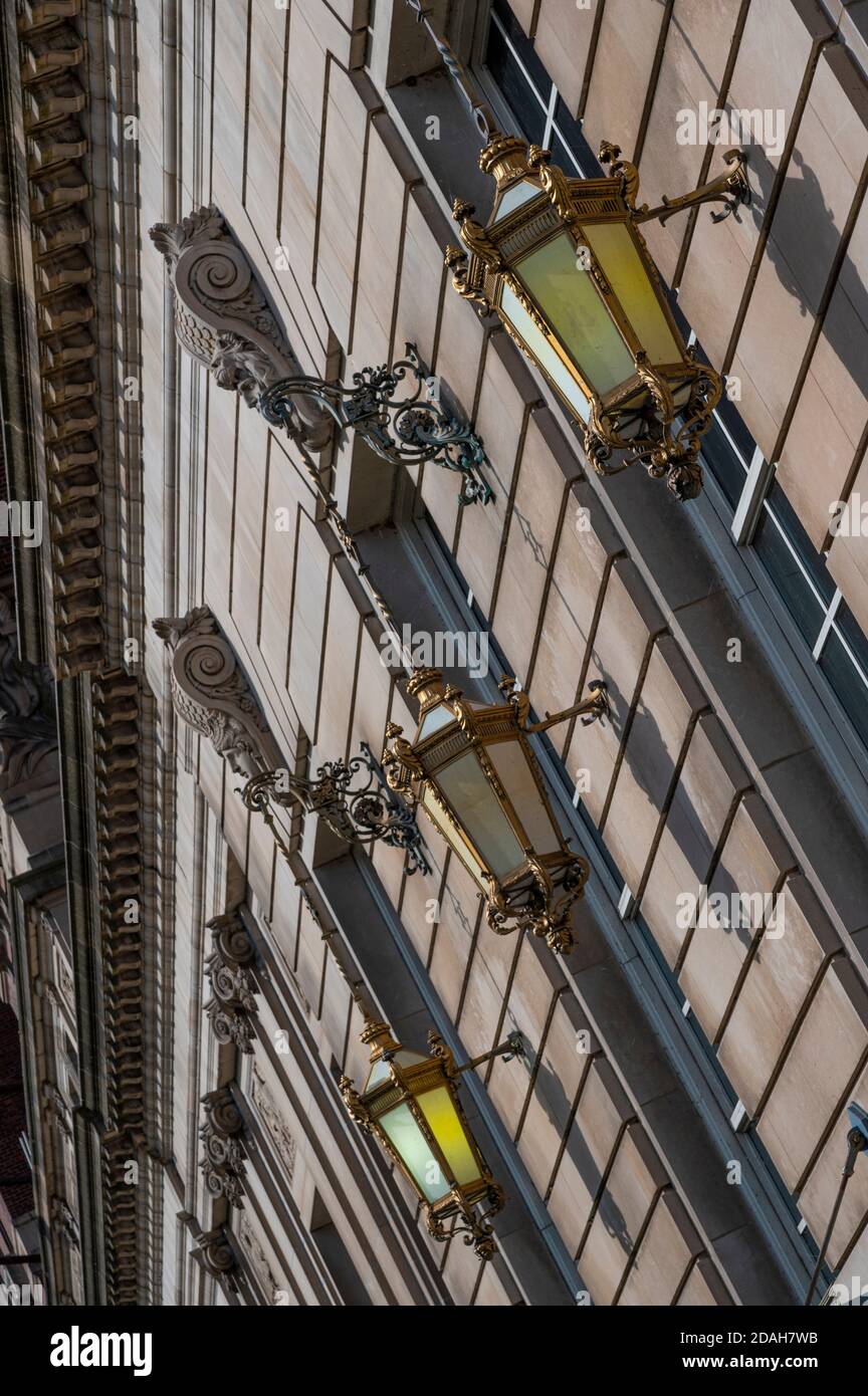 immagine diagonale di vecchie luci esterne in ottone su una pietra edificio Foto Stock