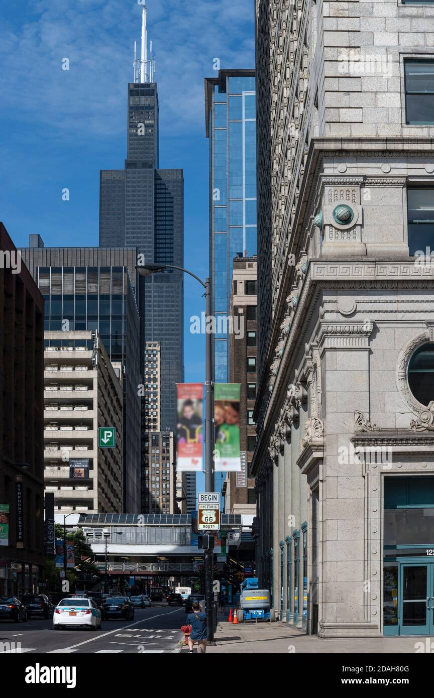 Guardando su West Adams Street da Michigan Avenue al Willis Tower Foto Stock