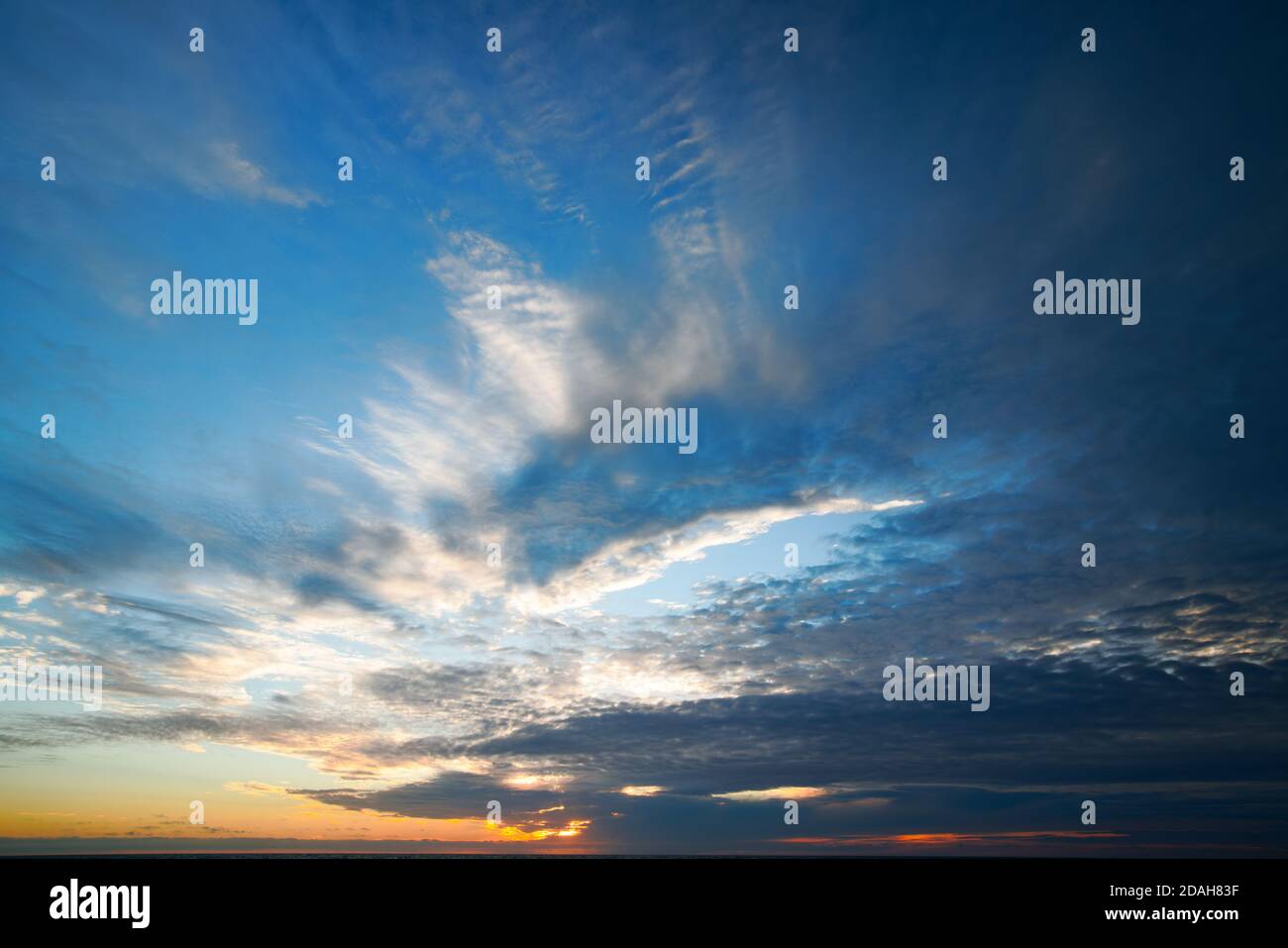 Cielo nuvoloso sfondo astratto, colori del tramonto Foto Stock