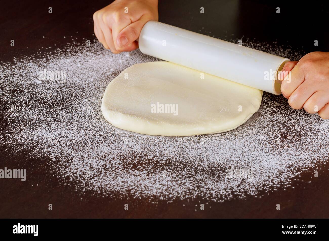 Donna che rotola fondente bianco per la decorazione della torta. Foto Stock