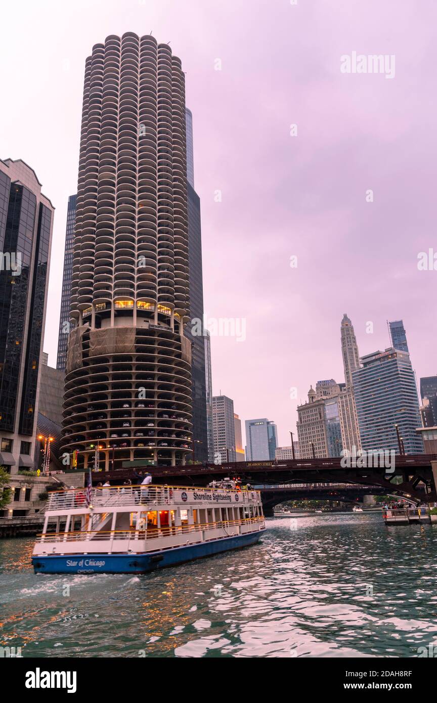 Gli edifici di Marina City e il fiume Chicago con un fiume crociera in barca Foto Stock