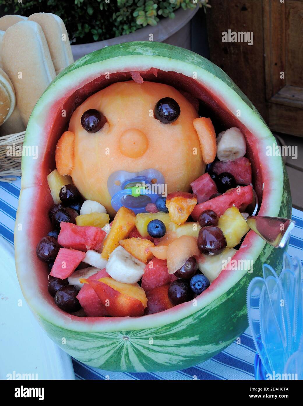 Un'insalata di frutta creativa in un picnic. Foto Stock