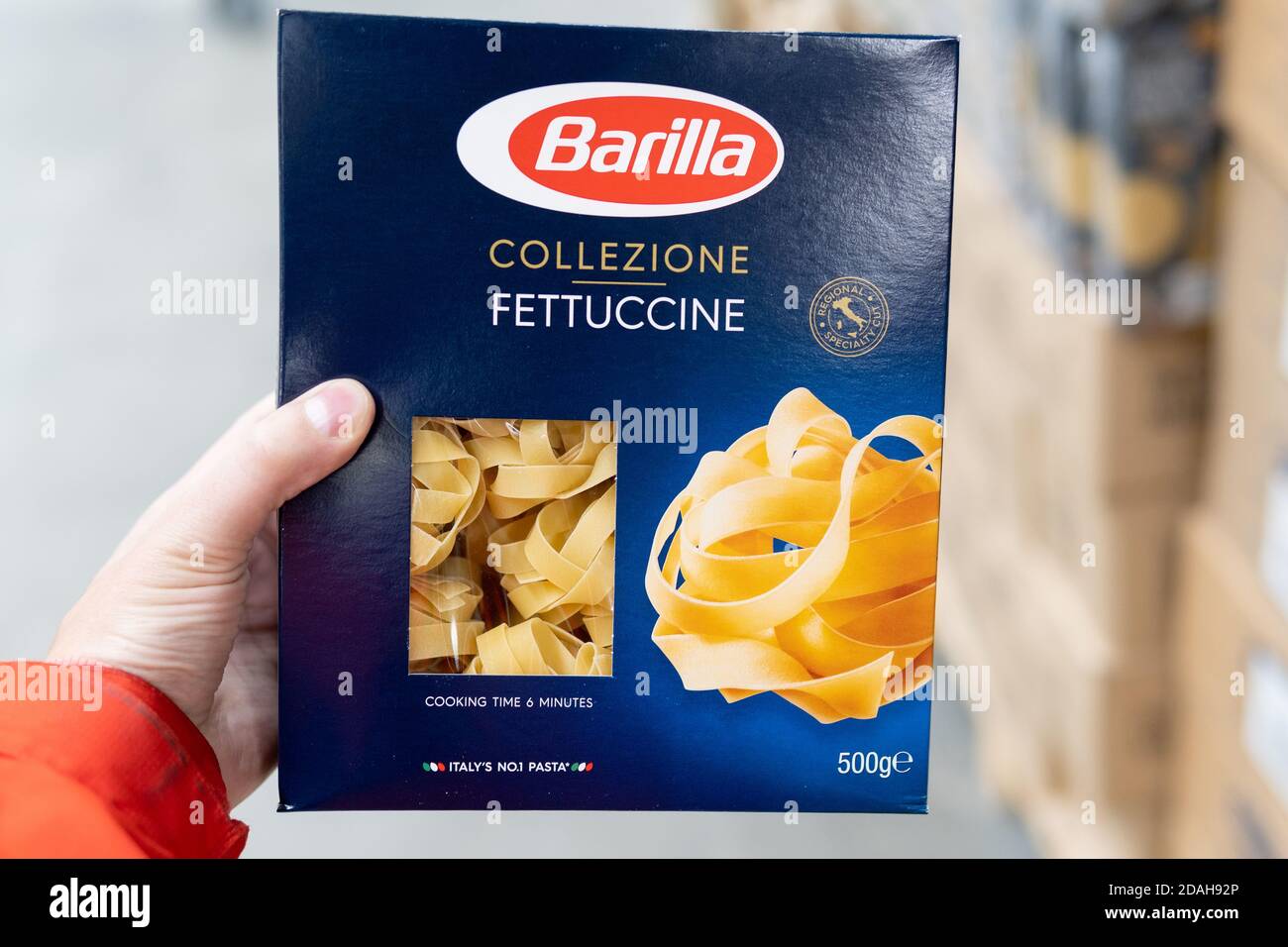 Tyumen, Russia-07 novembre 2020: Barilla fettuccine acquistare la pasta in un ipermercato Foto Stock