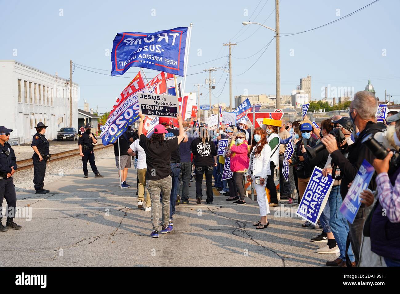 I sostenitori del Presidente Trump e del Vice presidente mike Pence e i sostenitori di joe biden e kamala harris si sono radunati fuori dalla fonderia di alluminio. Foto Stock
