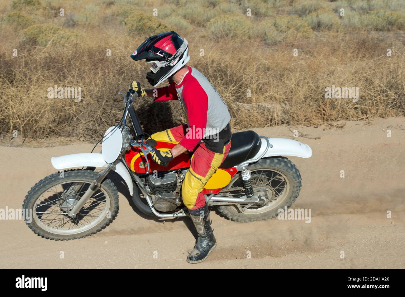 Ciclista alla guida di una bici da terra Bultaco d'epoca Foto Stock