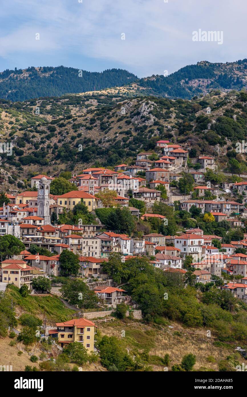 Architettura tradizionale con la famosa torre dell'orologio nel villaggio di montagna Dimitsana ad Arcadia, Grecia Foto Stock