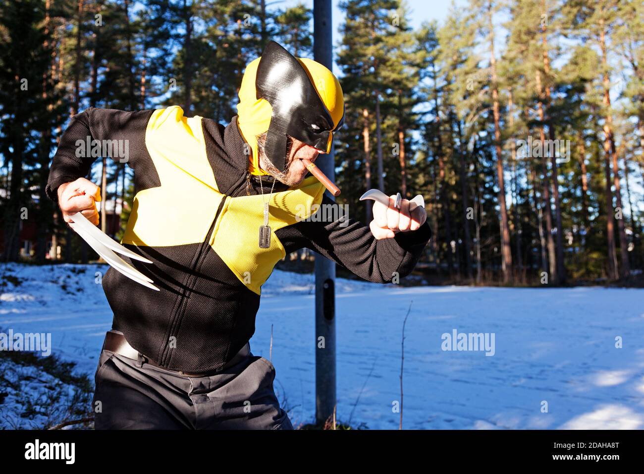 Umea, Norrland Svezia - 23 ottobre 2020: cosplayer con artigli taglienti e sigari in bocca Foto Stock