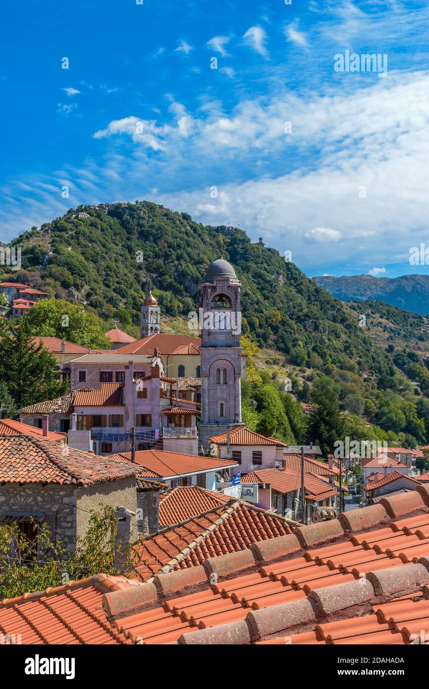 Architettura tradizionale con la famosa torre dell'orologio nel villaggio di montagna Dimitsana ad Arcadia, Grecia Foto Stock