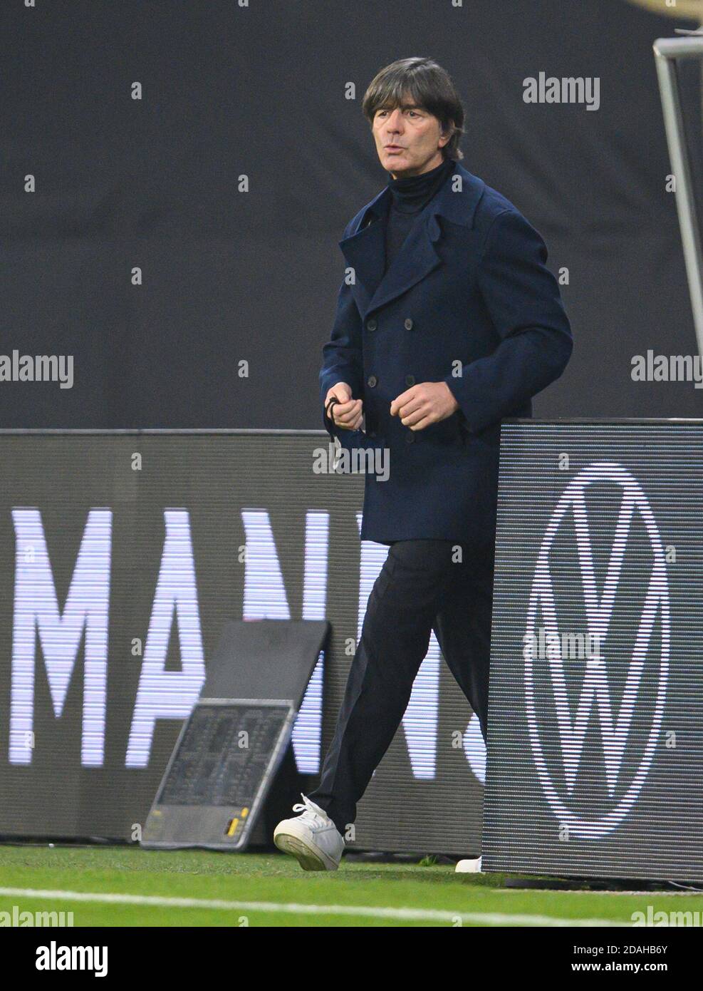 Lipsia, Germania. 11 Nov 2020. Calcio: Partite internazionali, Germania - Repubblica Ceca, nella Red Bull Arena. Allenatore nazionale Joachim Löw ai margini. Credito: Robert Michael/dpa-Zentralbild/dpa - NOTA IMPORTANTE: In conformità con le norme del DFL Deutsche Fußball Liga e del DFB Deutscher Fußball-Bund, è vietato sfruttare o sfruttare nello stadio e/o nel gioco le fotografie scattate sotto forma di sequenze di immagini e/o serie di foto di tipo video./dpa/Alamy Live News Foto Stock