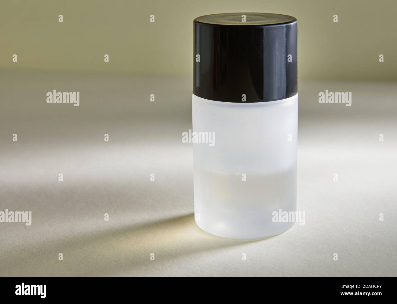 Raccolta di bottiglie di profumo senza etichette su sfondo bianco. Foto Stock