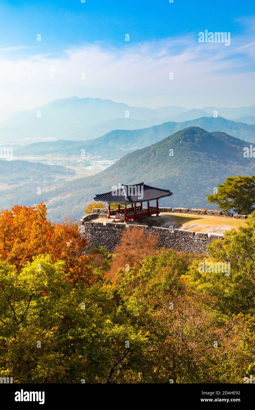 Splendido paesaggio autunnale coreano. Foglie d'autunno colorate viste dalla cima della montagna e edifici tradizionali lungo la strada del castello. Foto Stock