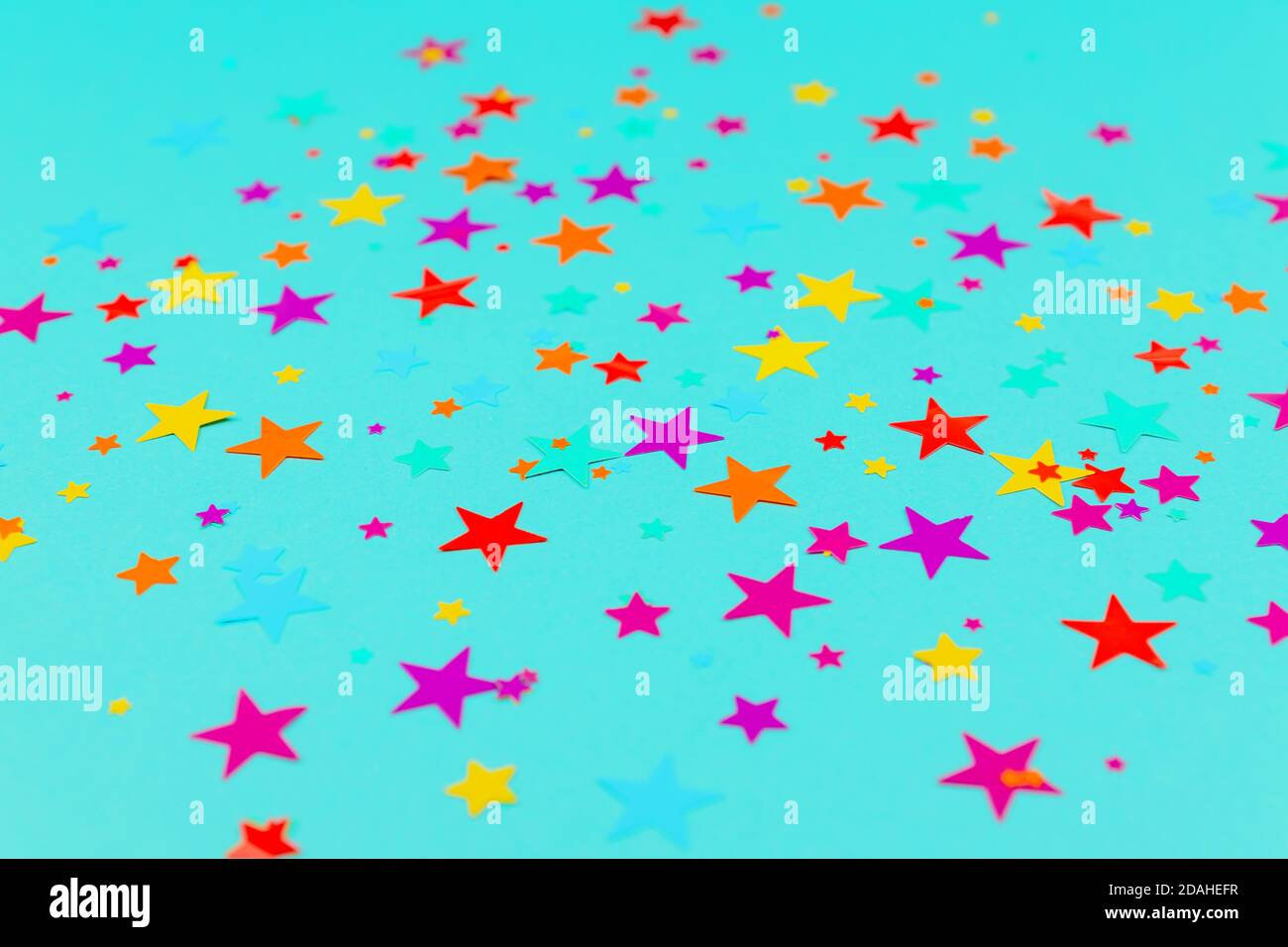 sfondo multicolore di stelle colorate confetti su sfondo blu Foto Stock