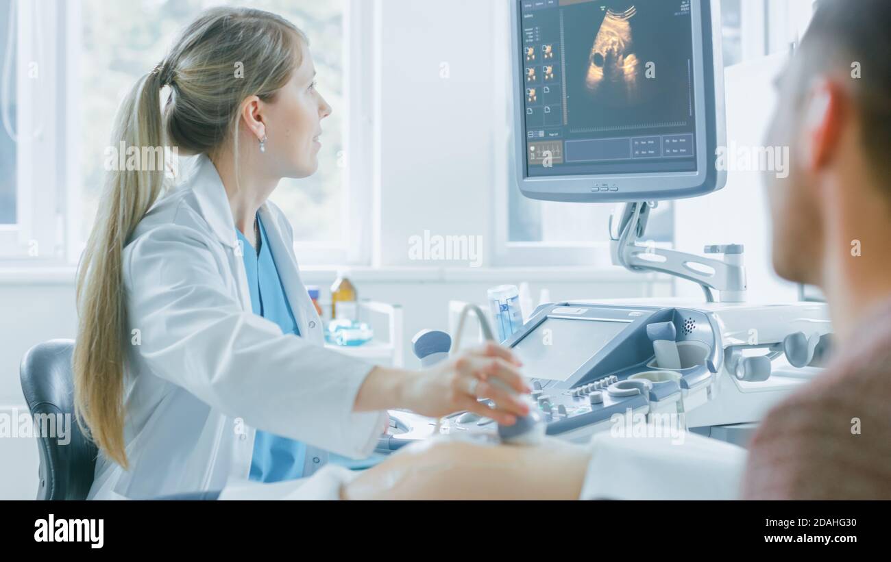 In ospedale, Close-up Shot del medico esegue la procedura ecografica ecografica, donna incinta sdraiata sul letto. Trasduttore mobile ostetrico Foto Stock