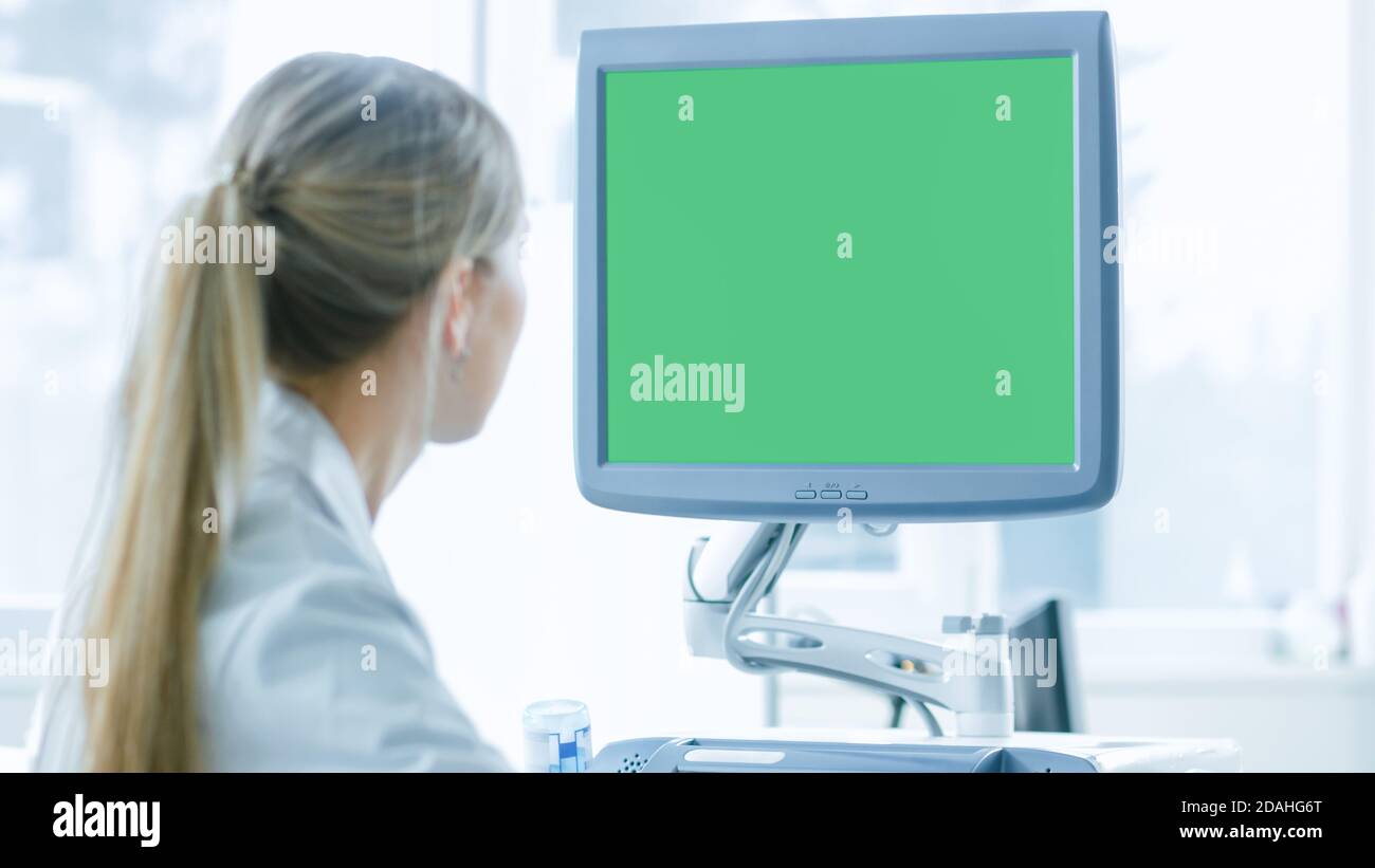 In ospedale, l'ostetrista utilizza il trasduttore per la scansione ecografica dello screening ecografico ventaglio della donna incinta. Sullo schermo del computer viene visualizzato Graan Foto Stock