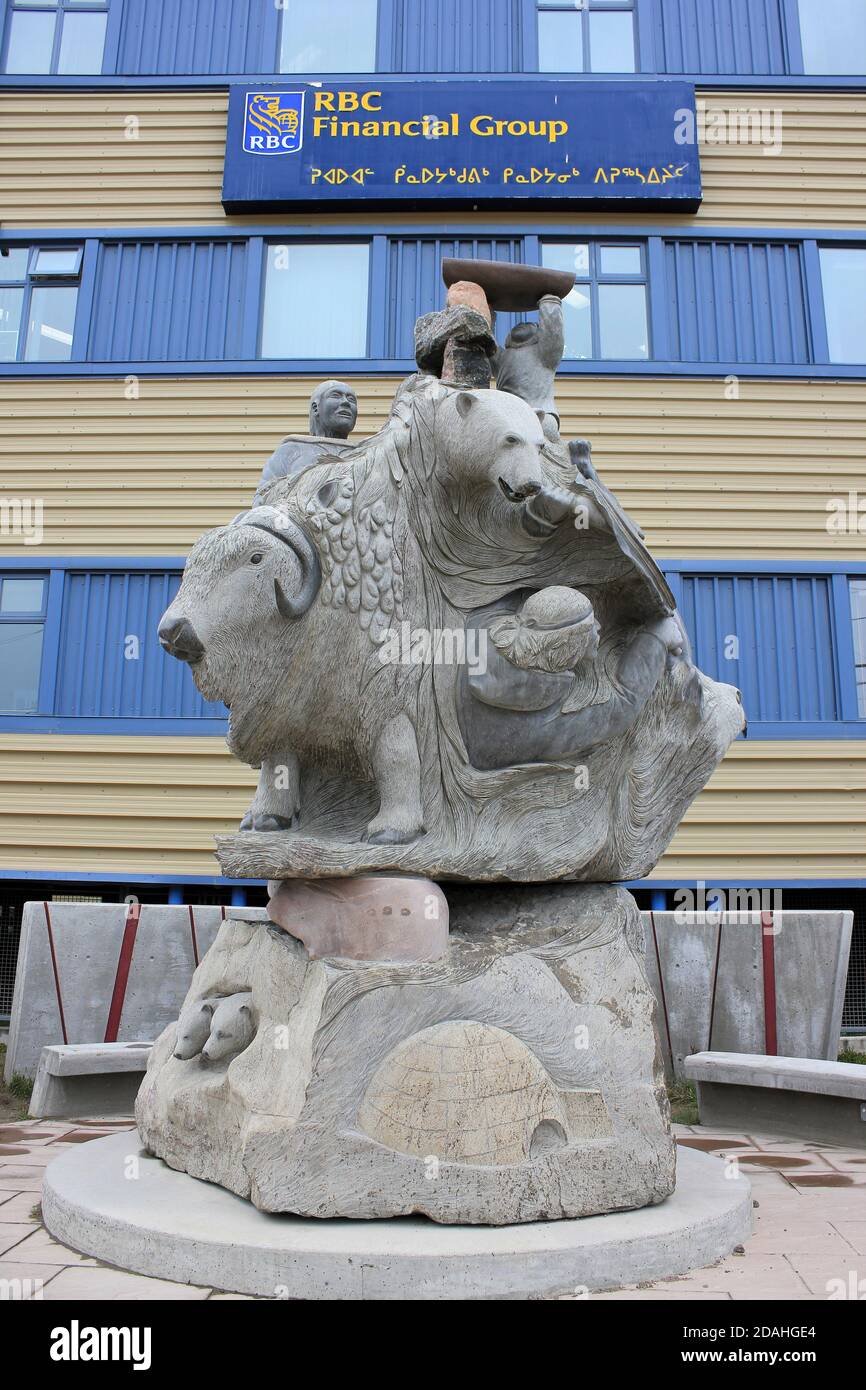 Scultura in pietra che mostra Inuit e animali artici, Iqaluit, Isola Baffin Foto Stock