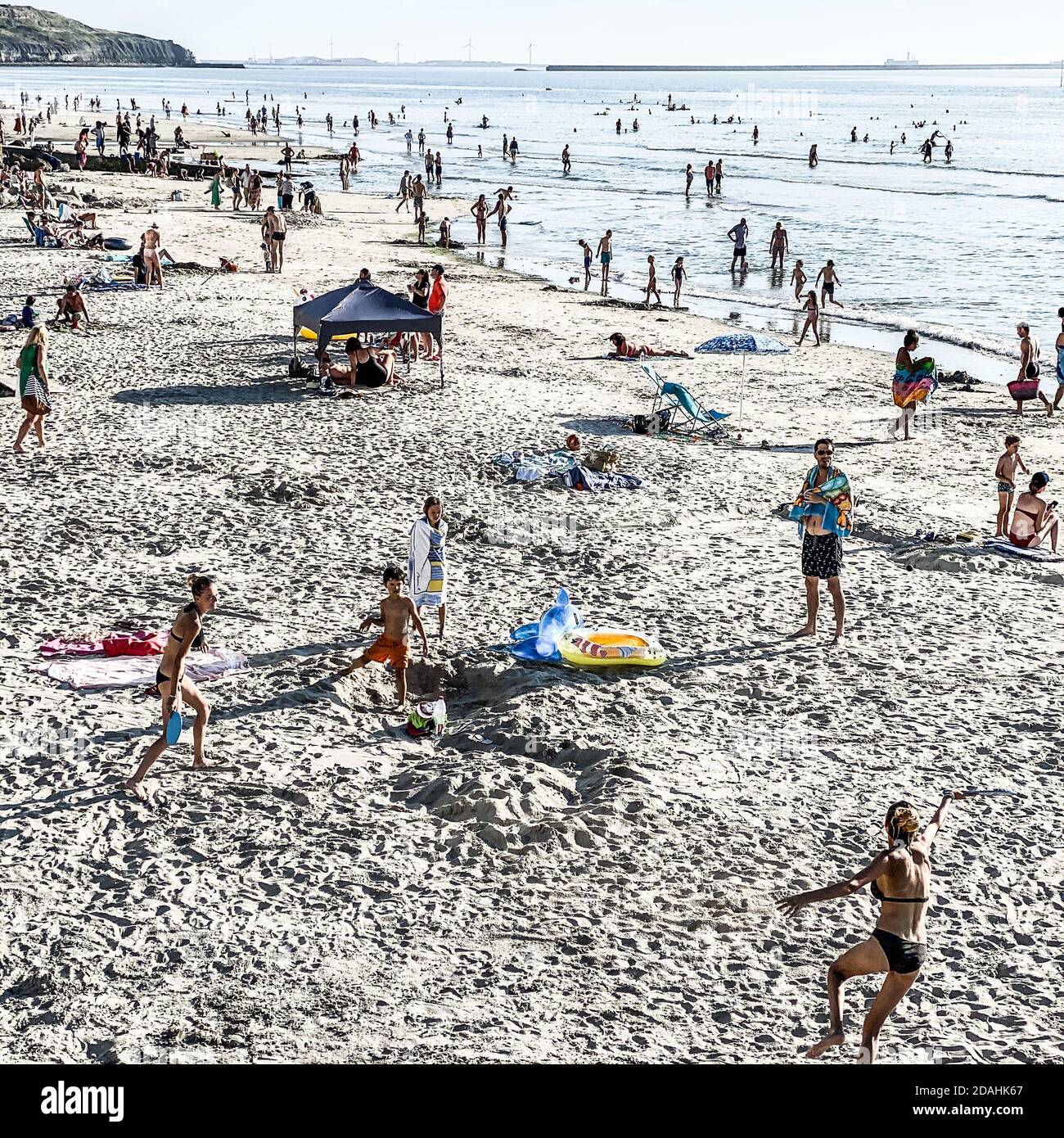 Wimereux, Fance, 13 AGOSTO 2020 - folla, molte persone, giocando sulla spiaggia di sabbia di Wimereux Foto Stock