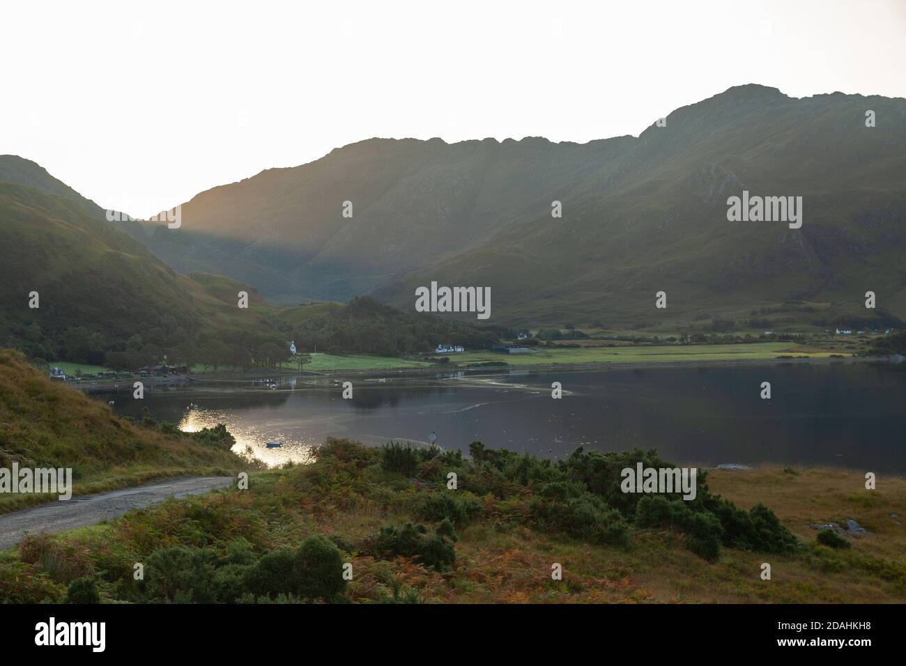 Il villaggio di Arnisdale su Loch Hourn Scottish Highlands. Foto Stock